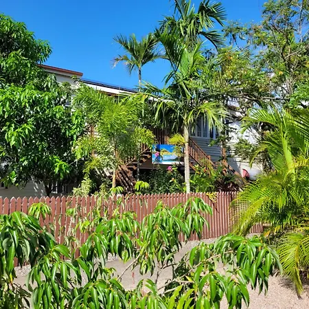 Travellers Paradise Cairns Exterior photo The house from the street