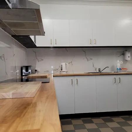 Travellers Paradise Cairns Exterior photo A typical kitchen in a hostel